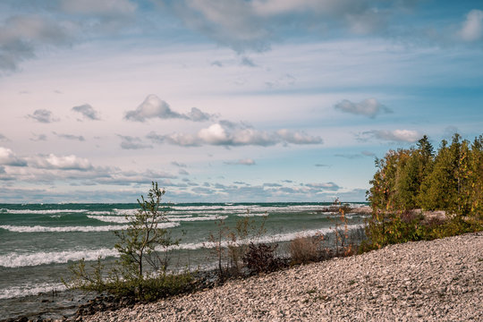 Waves rolling int shore