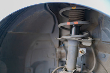 タイヤ交換　ディスクブレーキ　サスペンション　ホイールハウス © あんみつ姫