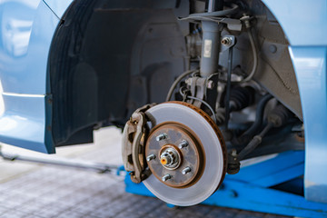 タイヤ交換　ディスクブレーキ　サスペンション　ホイールハウス © あんみつ姫