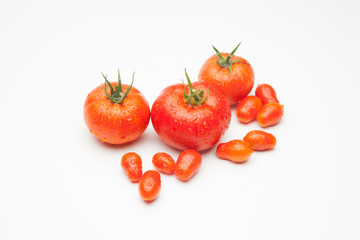 Tomates maduros y tomates cherry sobre fondo blanco, tomates preparados para ser consumidos o bien...