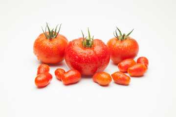 Tomates maduros y tomates cherry sobre fondo blanco, tomates preparados para ser consumidos o bien...