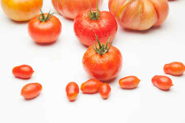 Tomates maduros, ecológios, sanos, sabrosos, preparados para ser comidos crudos, en zumos,...