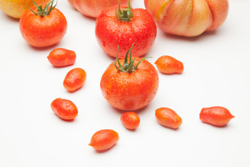 Tomates maduros, ecológios, sanos, sabrosos, preparados para ser comidos crudos, en zumos,...