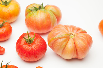 Tomates maduros, ecológios, sanos, sabrosos, preparados para ser comidos crudos, en zumos, cocinados en salsas, sopas, mermeladas, sofritos, al horno, fritos, asados en la barbacoa, escalibados, tomat