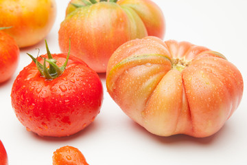 Tomates maduros, ecológios, sanos, sabrosos, preparados para ser comidos crudos, en zumos,...