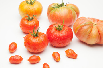 Tomates maduros, ecológios, sanos, sabrosos, preparados para ser comidos crudos, en zumos, cocinados en salsas, sopas, mermeladas, sofritos, al horno, fritos, asados en la barbacoa, escalibados, tomat