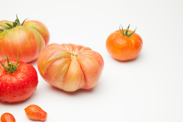 Tomates maduros, ecológios, sanos, sabrosos, preparados para ser comidos crudos, en zumos,...