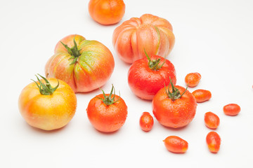 Tomates maduros, ecológios, sanos, sabrosos, preparados para ser comidos crudos, en zumos,...