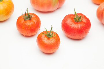 Tomates maduros, ecológios, sanos, sabrosos, preparados para ser comidos crudos, en zumos,...