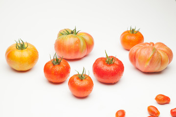 Tomates maduros, ecológios, sanos, sabrosos, preparados para ser comidos crudos, en zumos,...