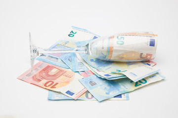 Copa de champagne, llena de billetes de dinero de curso legal. Copa de cristal llena de dinero y...