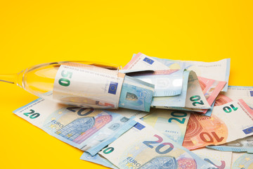 Copa de champagne, llena de billetes de dinero de curso legal. Copa de cristal llena de dinero y...