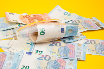 Copa de champagne, llena de billetes de dinero de curso legal. Copa de cristal llena de dinero y...