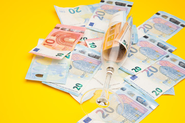 Copa de champagne, llena de billetes de dinero de curso legal. Copa de cristal llena de dinero y...