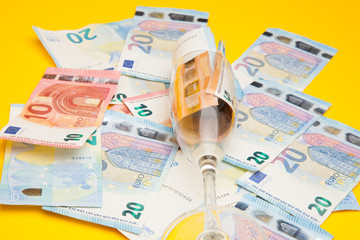 Copa de champagne, llena de billetes de dinero de curso legal. Copa de cristal llena de dinero y...
