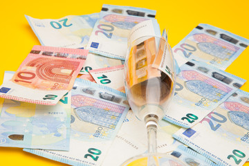 Copa de champagne, llena de billetes de dinero de curso legal. Copa de cristal llena de dinero y...