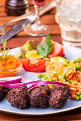 Nahaufnahme von Cevapcici mit Djuvecreis