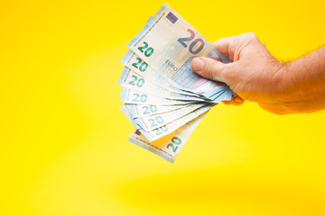 Billetes de dinero en la mano de una persona, pagando un servicio, comprando un producto....