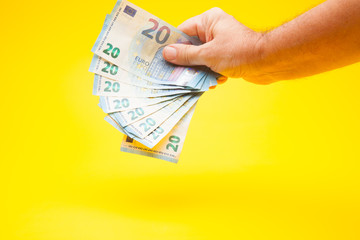 Billetes de dinero en la mano de una persona, pagando un servicio, comprando un producto....