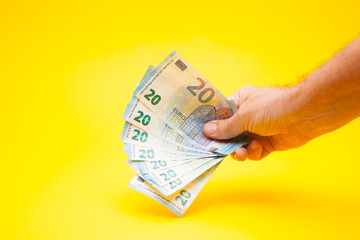 Billetes de dinero en la mano de una persona, pagando un servicio, comprando un producto....