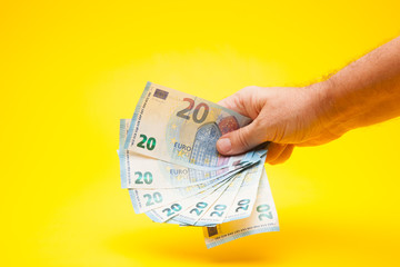 Billetes de dinero en la mano de una persona, pagando un servicio, comprando un producto....