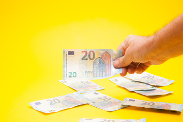 Billetes de dinero en la mano de una persona, pagando un servicio, comprando un producto....