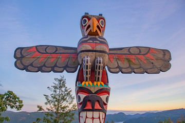 Eagle totem pole at the summit of the Malahat mountain in Vancouver Island - obrazy, fototapety, plakaty