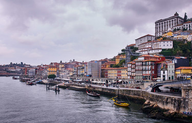 Fototapeta na wymiar Viajando por Oporto en Portugal