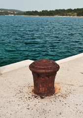 Naklejka premium Mooring post and sea