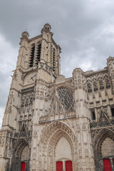 Fototapeta na wymiar Grand-Est - Champagne - Troyes - Façade principale de la cathédrale Saint-Pierre et Saint-Paul