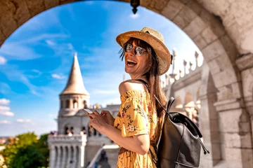 Plexiglas foto achterwand Een jonge vrouw geniet van haar reis naar het kasteel van Boedapest © Spectral-Design