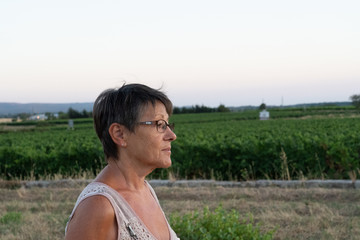 Femme se promenant dans les vignobles