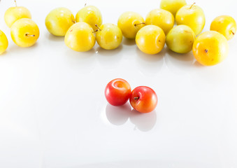 ciruela verde y roja fondo blanco