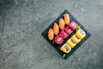 Sushi Set Sashimi und Sushirollen auf serviert Steinschiefer