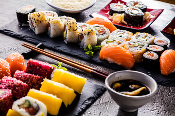 Sushi Set Sashimi und Sushirollen auf serviert Steinschiefer