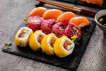 Sushi Set Sashimi und Sushirollen auf serviert Steinschiefer