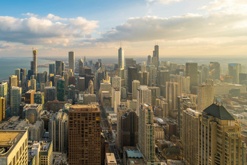 Obraz premium Piękny, malowniczy widok na pętlę dzielnicy biznesowej Chicago z panoramą w wieczornym słońcu. Panoramiczny widok z lotu ptaka widok z góry lub widok architektury drona na miasto. Słynna atrakcja w Chicago, USA.