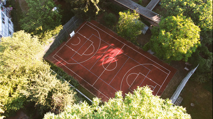 basketballplatz drohne luftaufnahme rot sport