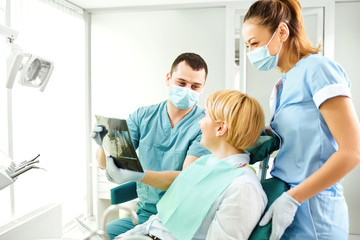 Dentist shows a x-ray image of a girl