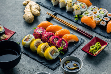 Fototapeta na wymiar Sushi Set Sashimi und Sushirollen auf serviert Steinschiefer