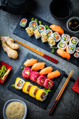 Sushi Set Sashimi und Sushirollen auf serviert Steinschiefer