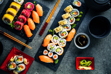 Sushi Set Sashimi und Sushirollen auf serviert Steinschiefer