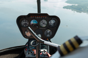 Hubschrauber Cockpit - Höhenmesser Fahrtmesser Variometer künstlicher Horizonz Pilot über dem...