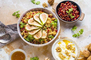 CousCous gericht mit Feigen und camambert käse 
