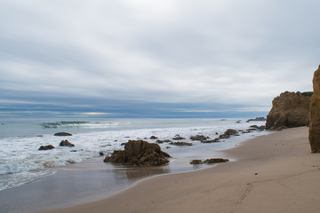 Fototapeta na wymiar cloudy day at the beach