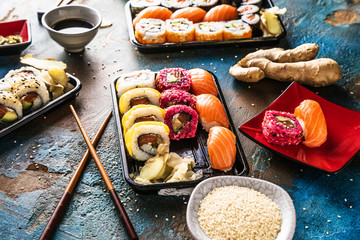 Sushi Set Sashimi und Sushirollen auf serviert Steinschiefer