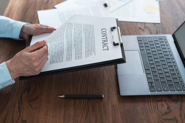 Obraz premium Woman working behind wooden table in office