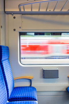 Moderner Regio Zug in Deutschland leerer Zug Reise Fahrplan Ersatzverkehr Leerfahrt Zugverbindung Sitze Sitzbank Bahn Eisenbahn Deutsche Bahn schnelle fahrend fahrender Waggon leer freie Pl&auml;tze Ticket