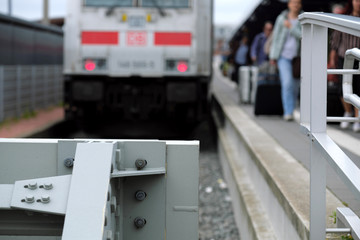 Zug hält am Bahnsteig und Reisende steigen aus - Stockfoto