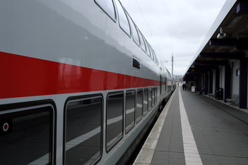 Doppelstockwagen am Bahnsteig - Stockfoto